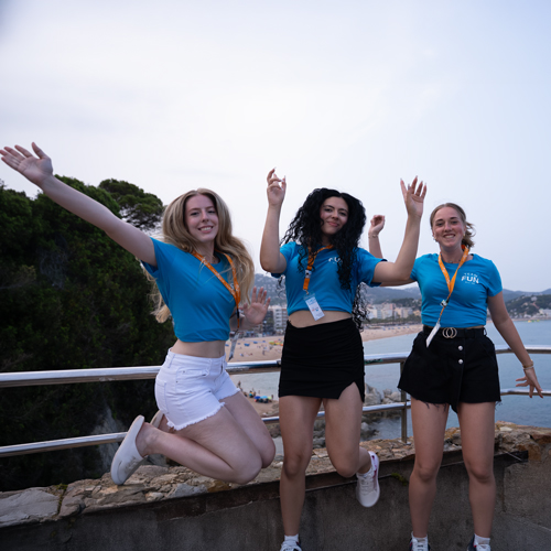 Aussichtspunkt in Lloret de Mar mit jungen Menschen