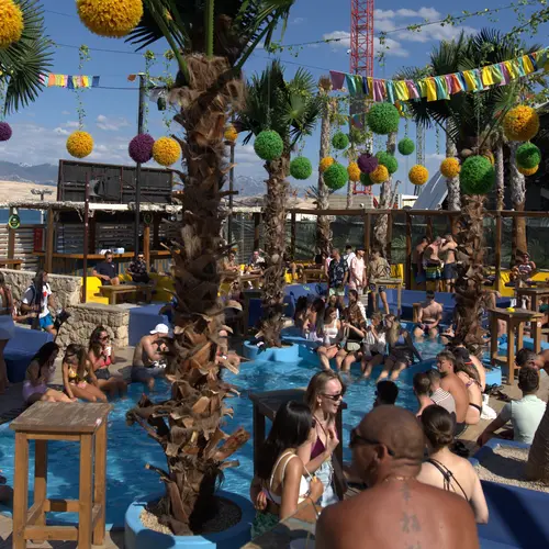 Junge Leute feiern in einem Beachclub in Novalja.