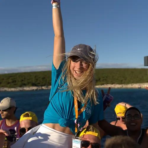 Junge Frau freut sich auf einem Bootsausflug.