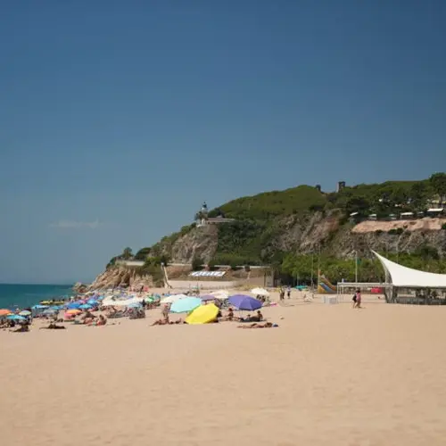 Breiter Sandstrand in Suedeuropa mit viel Platz.