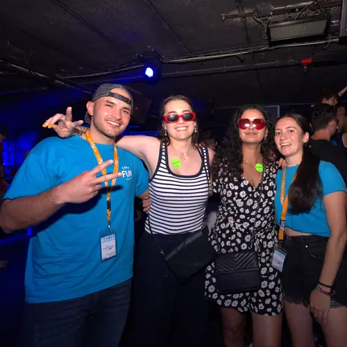 Vier junge Menschen feiern in Malgrat in einem Club.