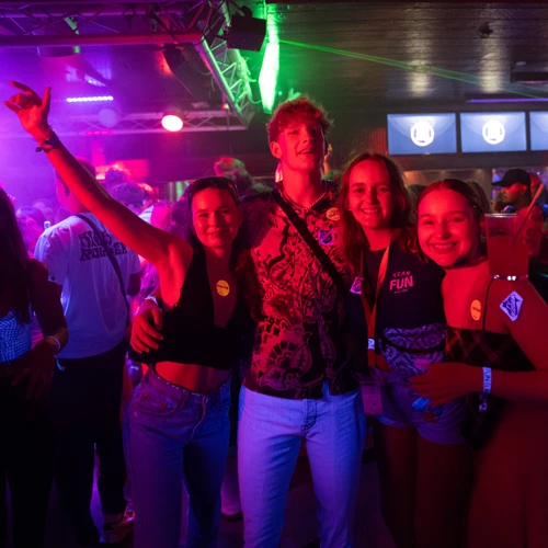 Vier junge Menschen freuen sich in einer spanischen Disco.