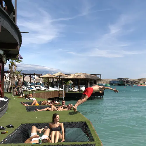 Junge Menschen entspannen und baden in Novalja.