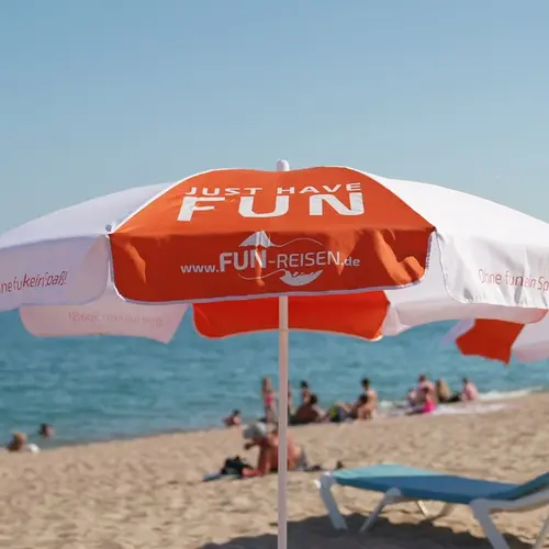 FUN-Jugendreisen Sonnenschirm am Strand von Malgrat de Mar.