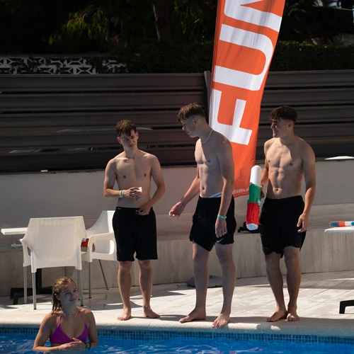 Junge Menschen am Pool im FUN-Hotel in Malgrat de Mar.