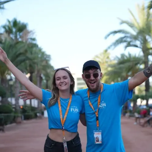 Zwei FUN-Teamer praesentieren die Strandpromenade.