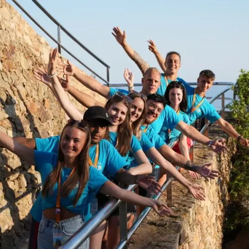 FUN Teamer auf einem Kuestenpfad.