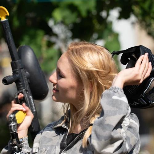 Junge Frau beim Paintball in Spanien.