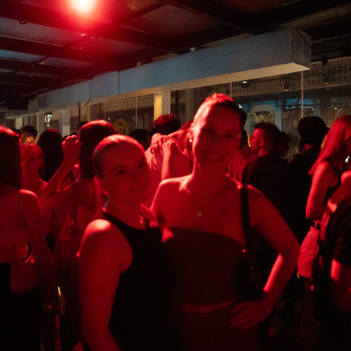 Junge Menschen freuen sich in einer Disco in Callela im Scheinwerferlicht