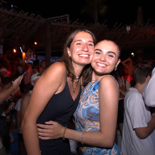 Zwei junge Frauen auf Party im Nomad in Novalja.