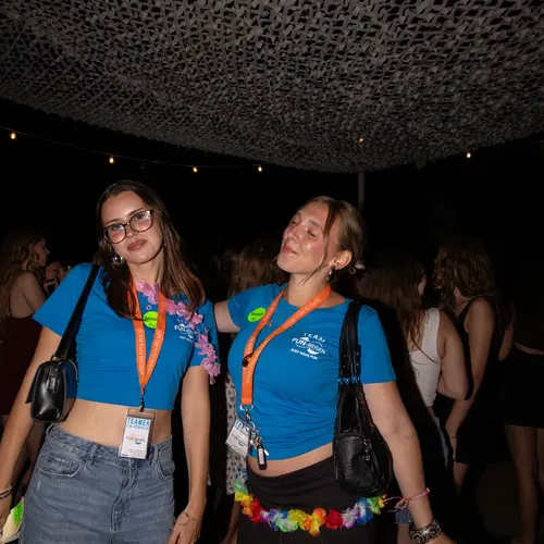 Party in Rimini mit zwei jungen Menschen.