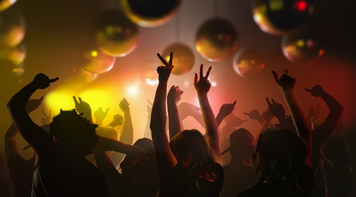 Nachtleben und Disco-Konzept. Junge Leute tanzen im Club.  - ©vchalup - stock.adobe.com