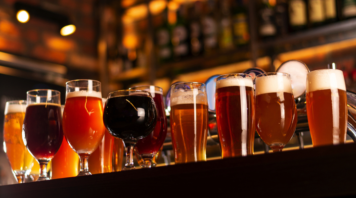 unterschiedliche Biere in einer Bar  - © JustTakeALook - stock.adobe.com