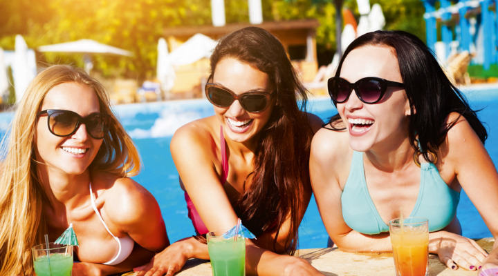 Frauen mit Getränken auf Sommer-Party am Pool  - © Dasha Petrenko - Fotolia