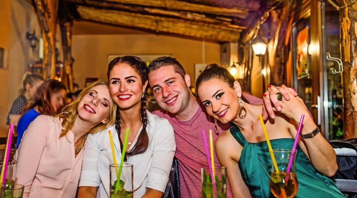 Junge schöne Menschen mit Cocktails in Bar oder Club  - © Halfpoint - Fotolia
