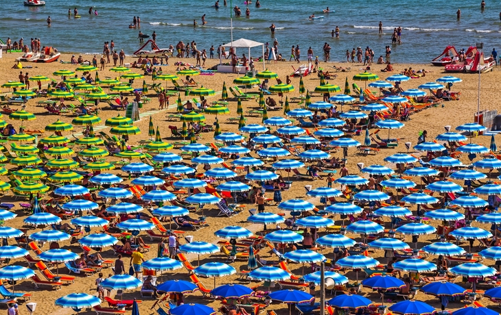 Große Gruppe von Sonnenschirme am Strand von Rimini  - © Oleg Zhukov - Fotolia