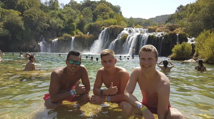 Jugendliche chillen bei den Wasserfällen in Krka-Zadar