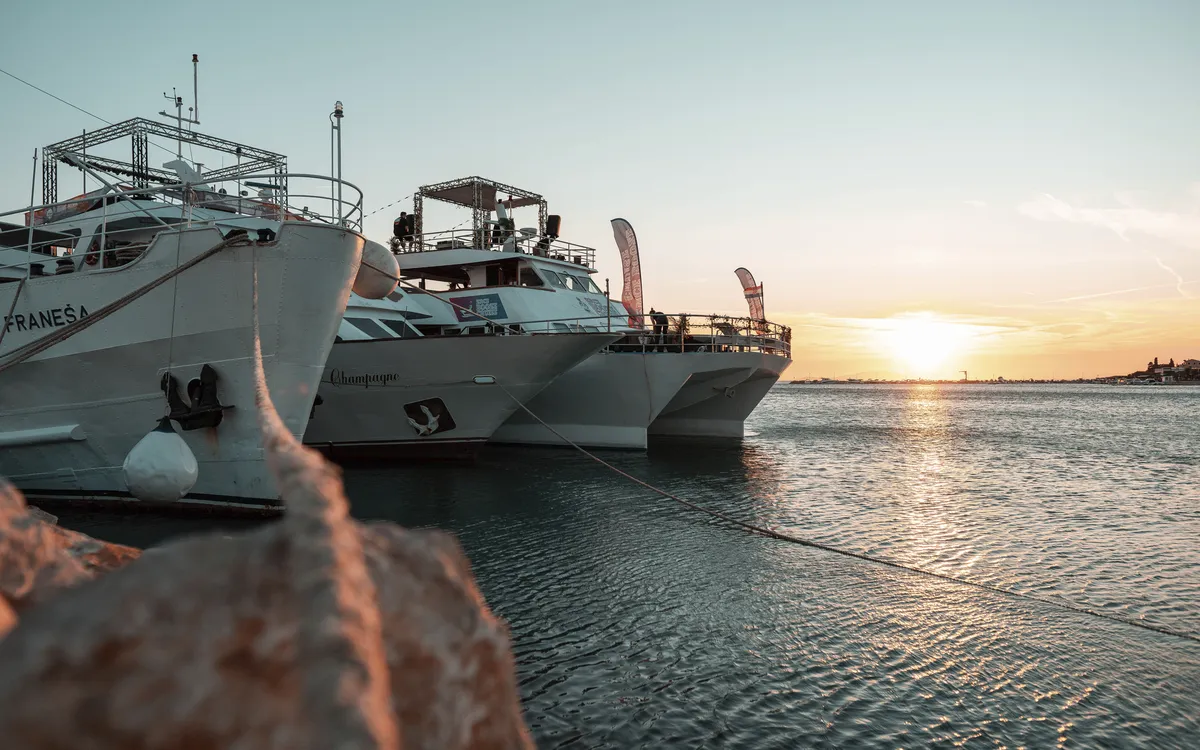 Partyboot bei Sonnenuntergang auf der Jugendreise in Novalja