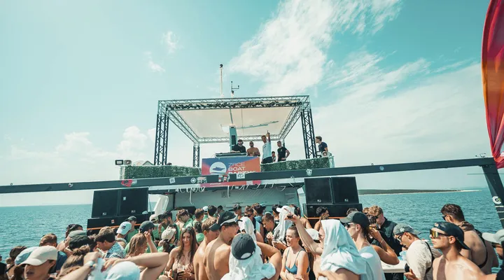 Feiern auf dem Partyboot entlang der kroatischen Küste