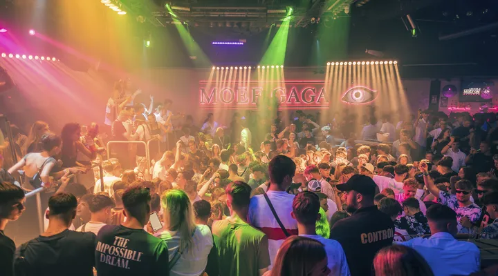 Zu sehen ist der Club Moef Gaga. Sehr viele Menschen feiern ausgelassen auf der Tanzfläche