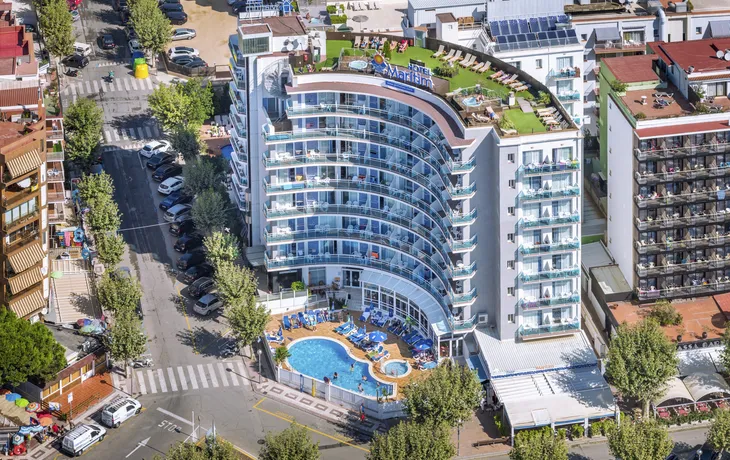 Die markante Außenansicht des Hotelgebäudes, zentral gelegen an der Promenade von Calella.