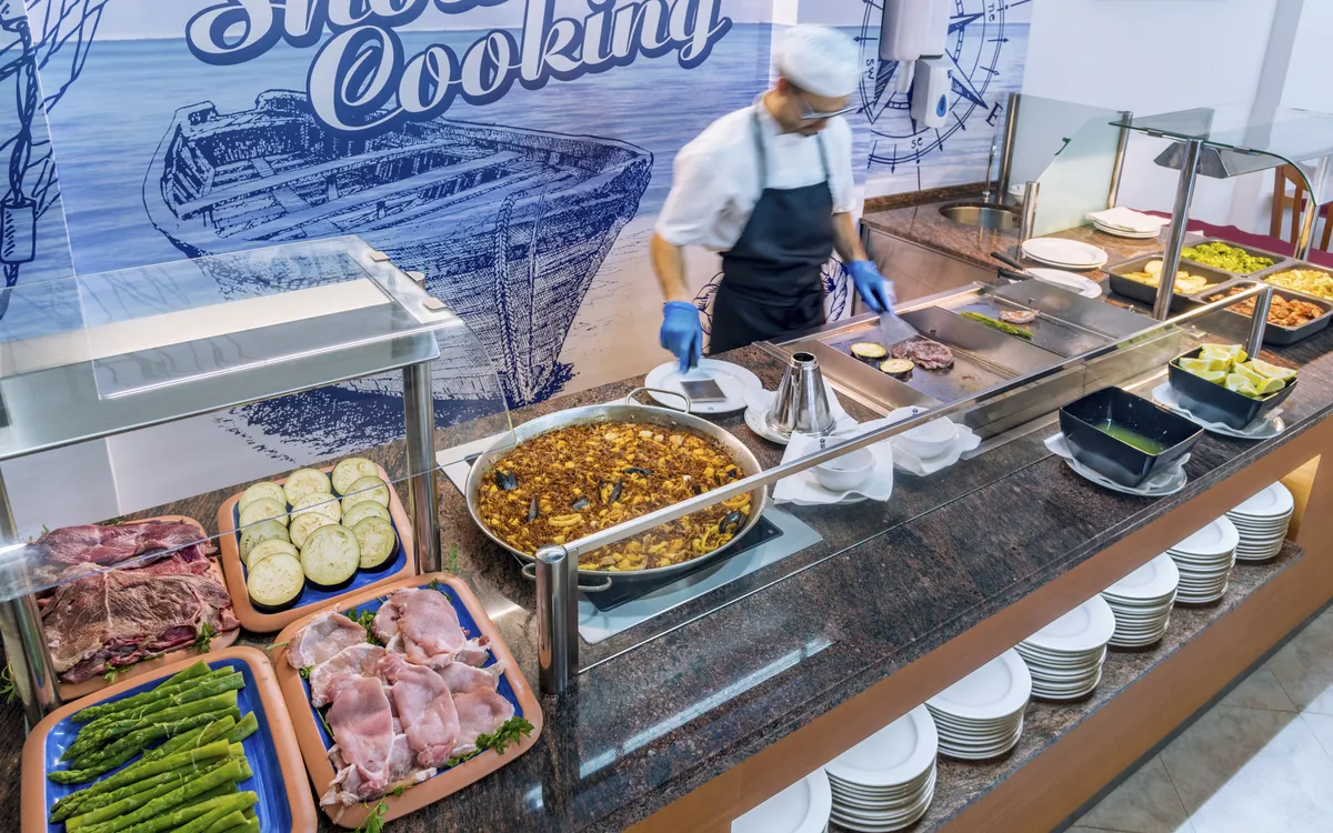 Eine Auswahl an frischen Speisen, Salaten und Desserts am vielseitigen Buffet des Hotels Maritim.