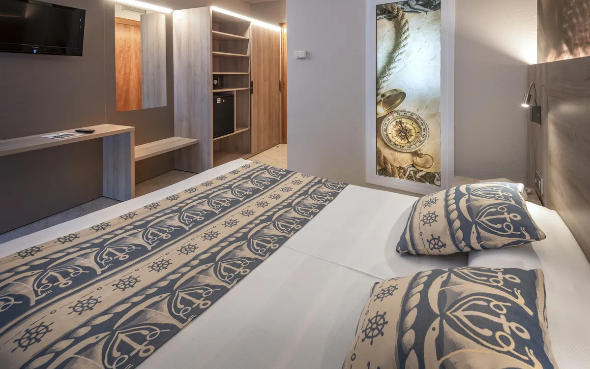 Ein modern gestaltetes Zimmer mit drei Einzelbetten, Flat-TV und hellem Design für Gruppen.