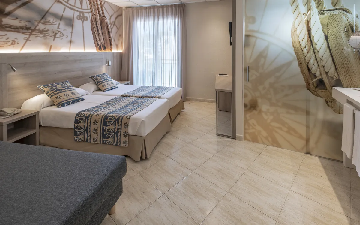 Ein modern gestaltetes Zimmer mit drei Einzelbetten, Flat-TV und hellem Design für Gruppen.