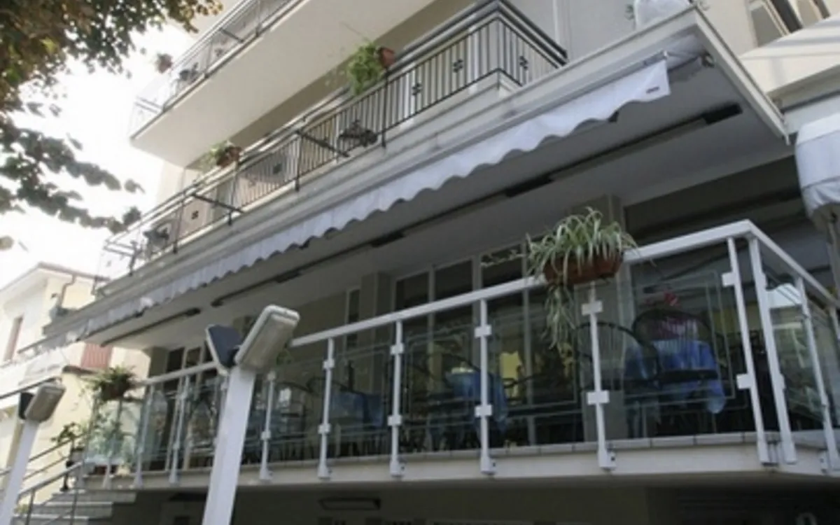 Vorderansicht des Hotels Zurigo mit Balkonen, Außenterrasse und Tischkicker.