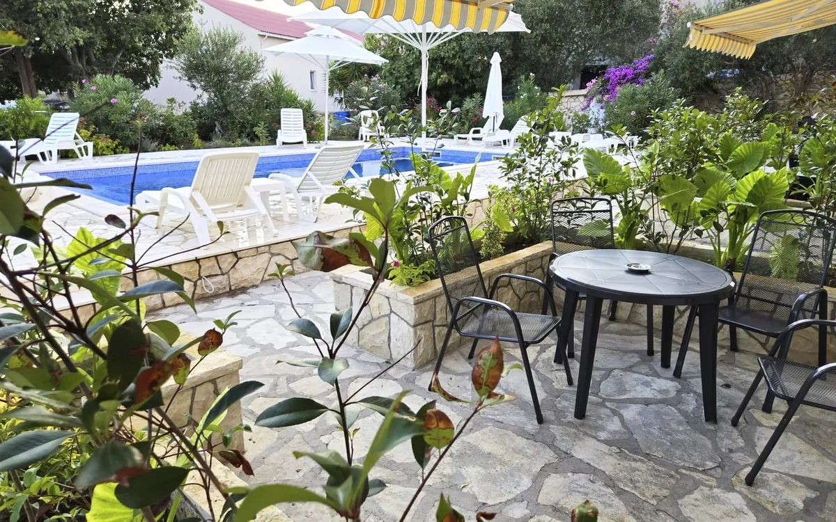 Terrasse mit Sitzgelegenheiten (Tisch und Stühle), ideal für den Start in die Partynacht in Kroatien.