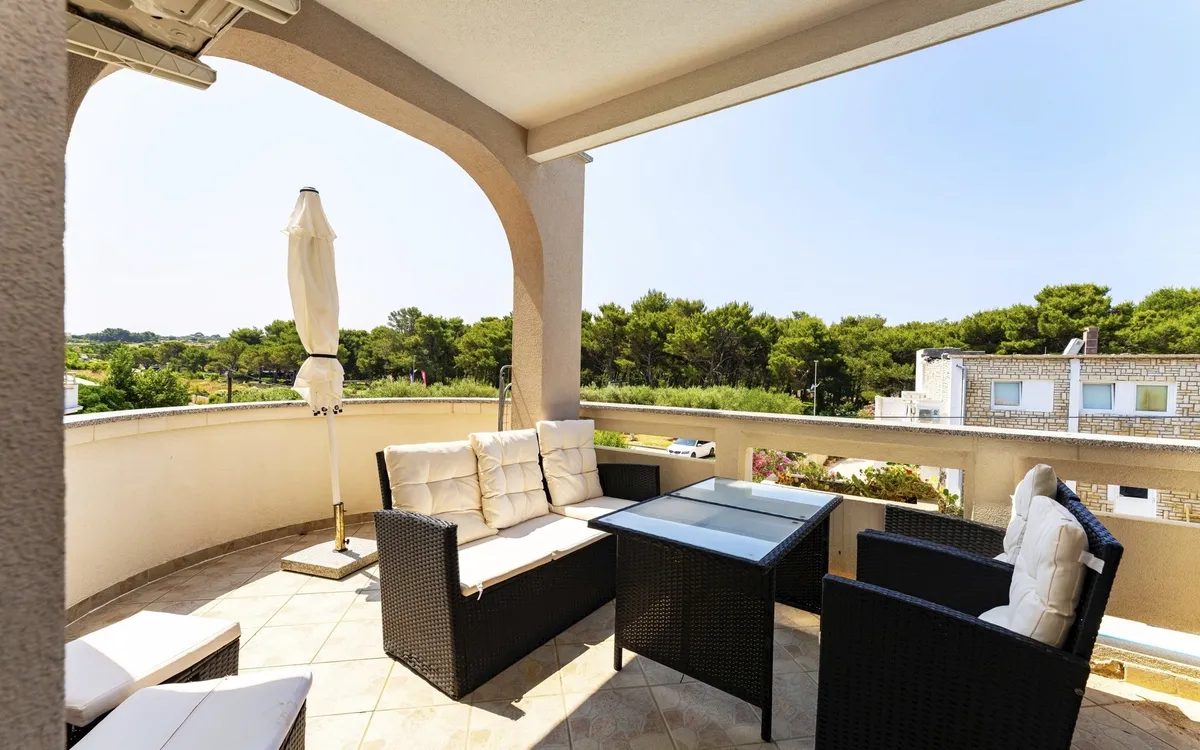 Balkon oder Terrasse einer Ferienwohnung mit Blick auf den Pool oder Garten