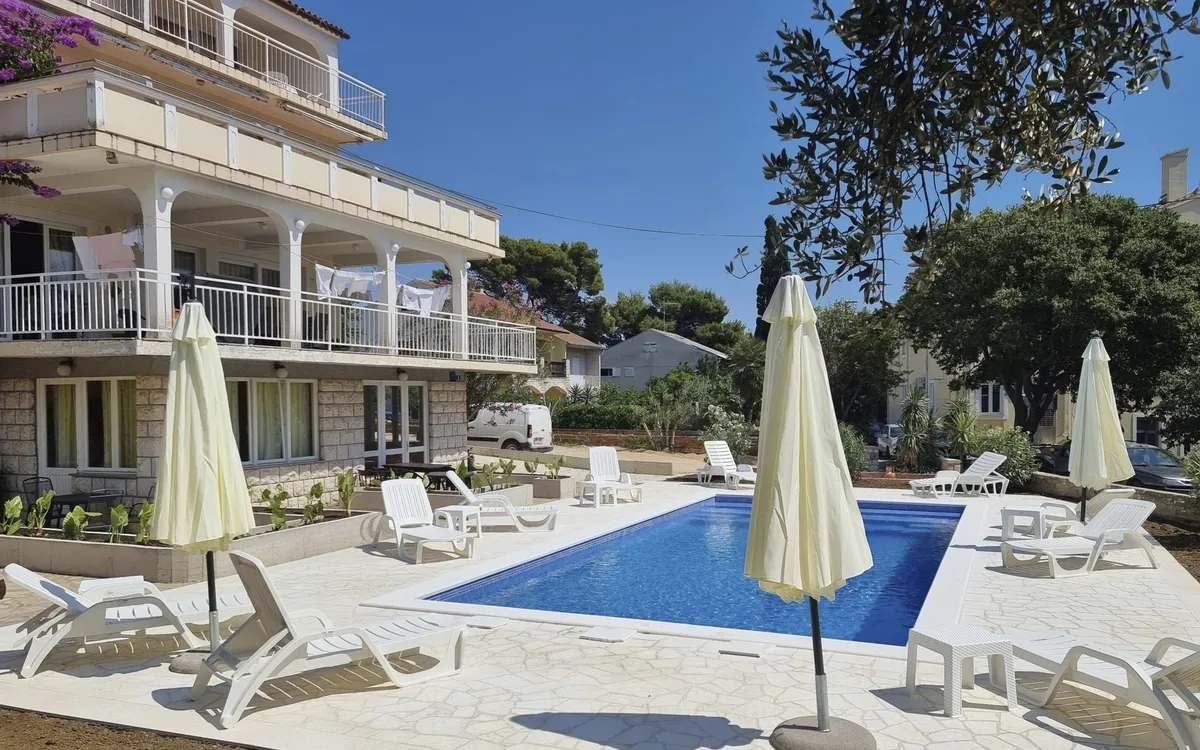 Poolbereich der Unterkunft mit Sonnenterrasse und chilligen Sitzgelegenheiten