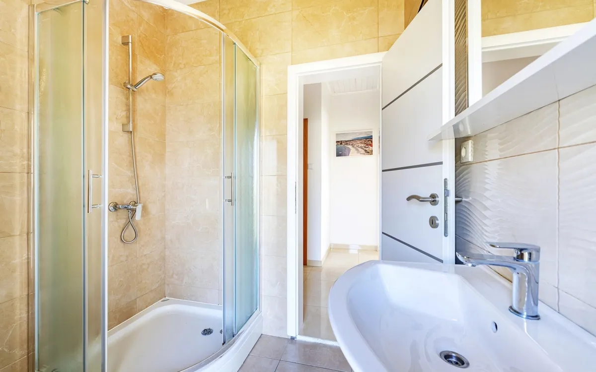 Modernes Badezimmer mit Dusche und WC in den Premium Appartements