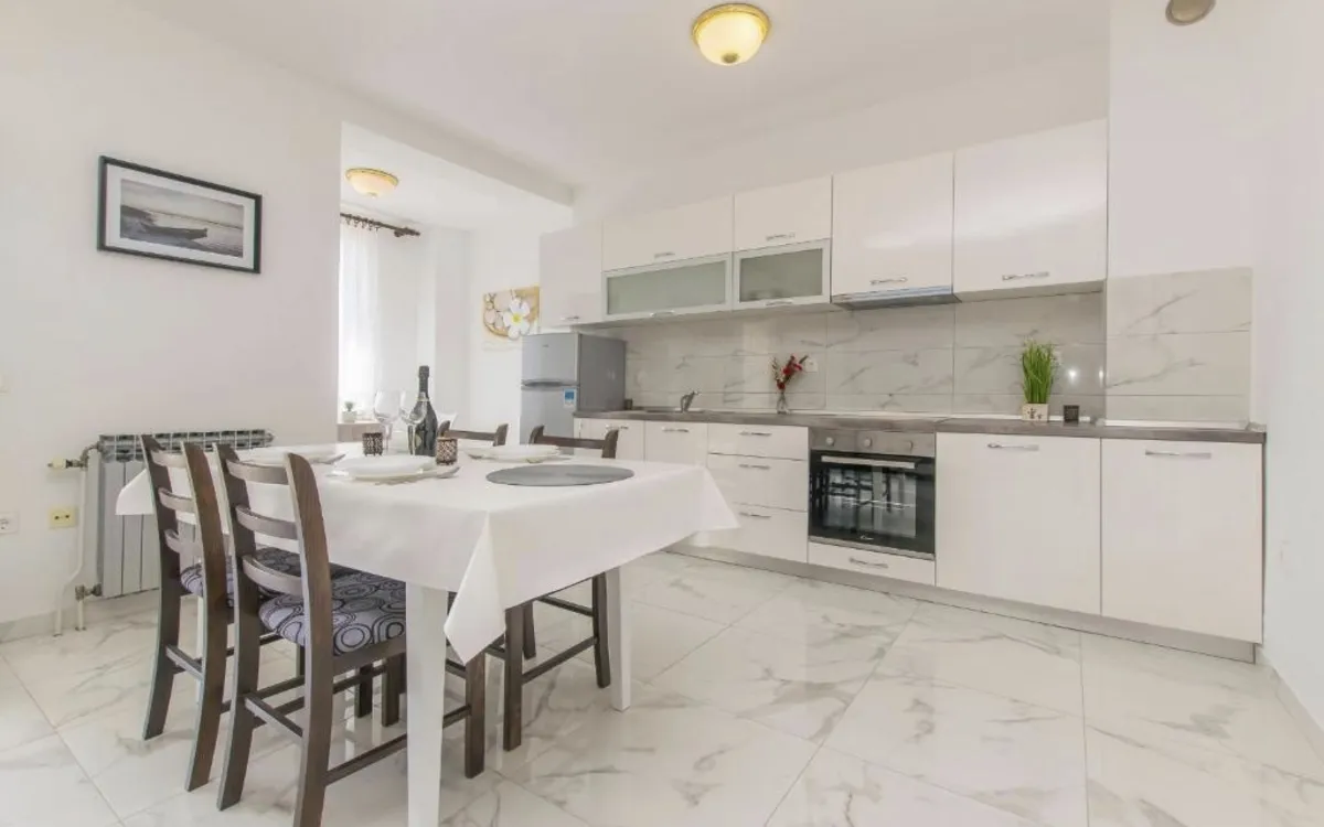 Modern eingerichteter Wohnbereich im Premium Appartement mit Sofa und Esstisch