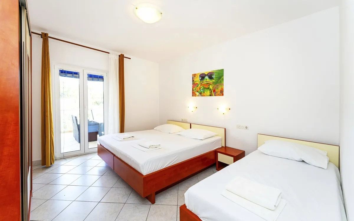 Gemütliches Schlafzimmer mit Doppelbett im Premium Appartement