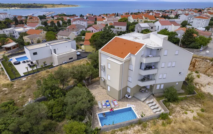 Premium Appartements – Außenansicht der Anlage in Novalja