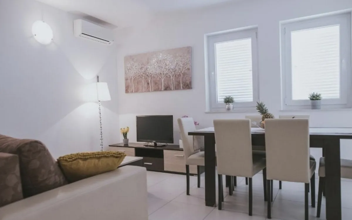 Modern eingerichteter Wohnbereich im Premium Appartement mit Sofa und Esstisch