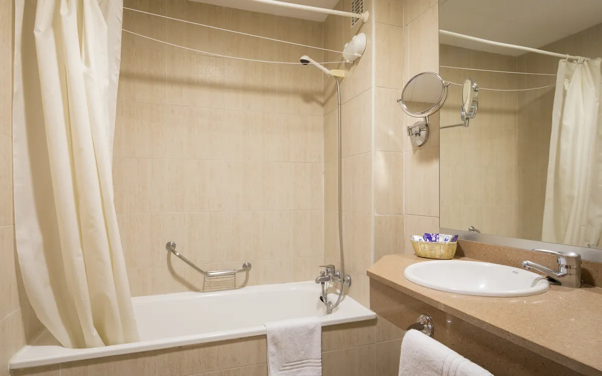 Modernes Badezimmer mit Dusche und Badewanne