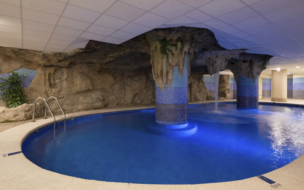 Ein moderner Indoor-Poolbereich mit integriertem Whirlpool, ideal zur Entspannung nach einer Partynacht.