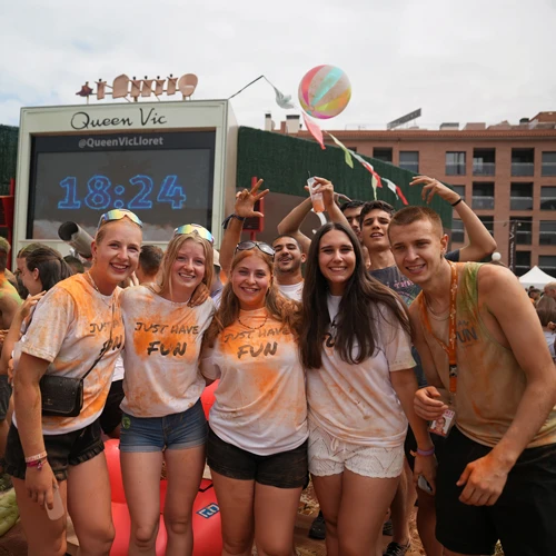 Junge Frauen im Urlaub bei einer Foam Party.