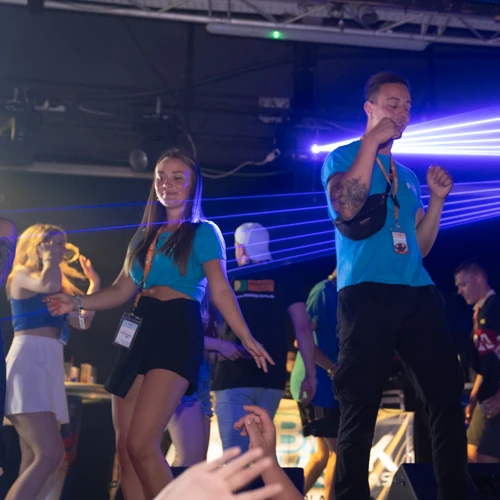 Teilnehmer von FUN Jugendreisen tanzen in einem Club in Spanien.