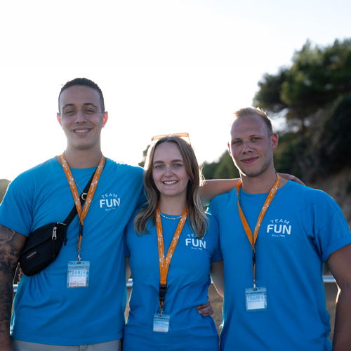 Drei Teamer von FUN auf Jugendreise in Lloret de Mar auf der Promenade