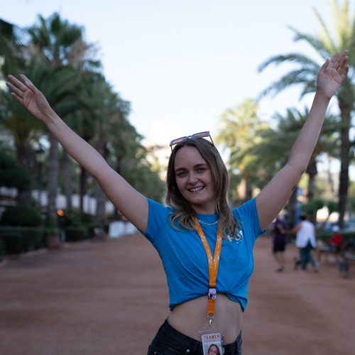 Promenade in Lloret de Mar mit junger Frau