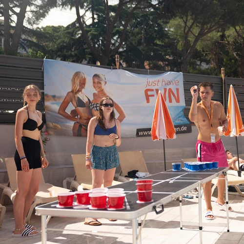Junge Menschen spielen Tischball in Malgrat de Mar.